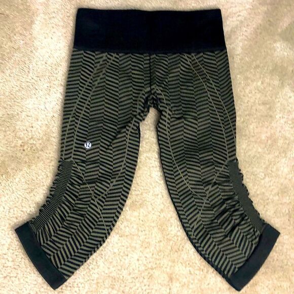 Lululemon in the flow seamless black & army green crop leggings. NWOT! Sz 2. NEW - Picture 1 of 12